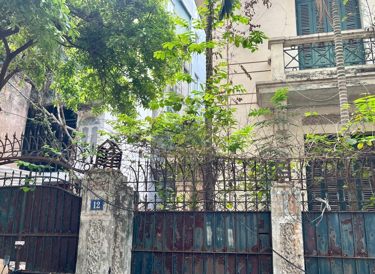 Cận cảnh biệt thự từng là nơi ở của nguyên Chủ tịch Hà Nội sau 10 năm bỏ hoang- Ảnh 2.