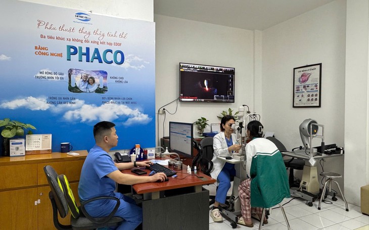 Cận thị ở trẻ: Những dấu hiệu sớm cha mẹ dễ bỏ qua - Ảnh 1.