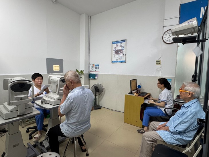 Chủ quan với cận thị tiến triển nhanh ở trẻ: Hậu quả khôn lường!- Ảnh 3. Chủ quan với cận thị tiến triển nhanh ở trẻ: Hậu quả khôn lường!- Ảnh 3.