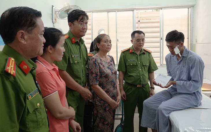 Khống chế đối tượng nghi sử dụng ma túy, một đại úy công an bị thương