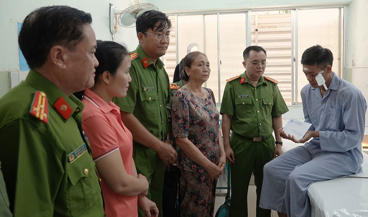Khống chế đối tượng nghi sử dụng ma túy, một đại úy công an bị thương- Ảnh 1. Khống chế đối tượng nghi sử dụng ma túy, một đại úy công an bị thương- Ảnh 1.