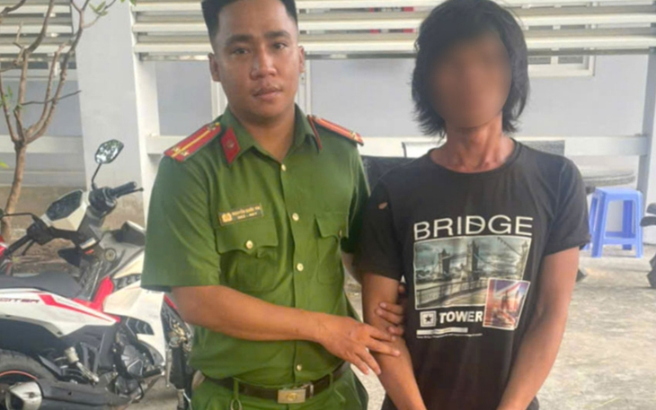Phê ma túy, gã đàn ông cầm hung khí bơi ra biển cố thủ- Ảnh 1.