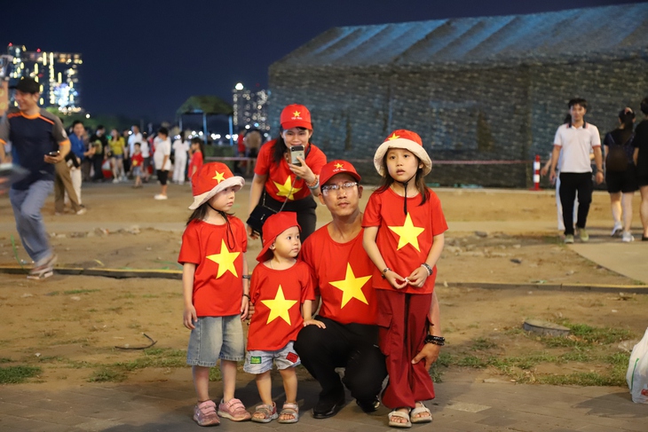 Hàng nghìn người dân TPHCM đổ về trung tâm Quận 1 xem văn nghệ mừng Kỷ niệm 50 năm Ngày Giải phóng miền Nam, thống nhất đất nước- Ảnh 4. Hàng nghìn người dân TPHCM đổ về trung tâm Quận 1 xem văn nghệ mừng Kỷ niệm 50 năm Ngày Giải phóng miền Nam, thống nhất đất nước- Ảnh 4.