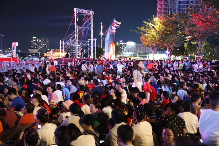 Hàng nghìn người dân TPHCM đổ về trung tâm Quận 1 xem văn nghệ mừng Kỷ niệm 50 năm Ngày Giải phóng miền Nam, thống nhất đất nước- Ảnh 2. Hàng nghìn người dân TPHCM đổ về trung tâm Quận 1 xem văn nghệ mừng Kỷ niệm 50 năm Ngày Giải phóng miền Nam, thống nhất đất nước- Ảnh 2.