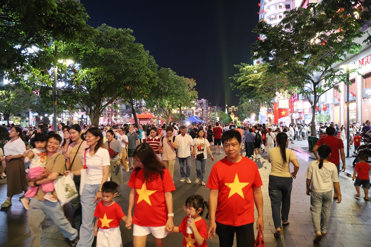 Hàng nghìn người dân TPHCM đổ về trung tâm Quận 1 xem văn nghệ mừng Kỷ niệm 50 năm Ngày Giải phóng miền Nam, thống nhất đất nước- Ảnh 3. Hàng nghìn người dân TPHCM đổ về trung tâm Quận 1 xem văn nghệ mừng Kỷ niệm 50 năm Ngày Giải phóng miền Nam, thống nhất đất nước- Ảnh 3.