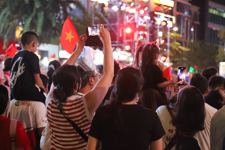 Hàng nghìn người dân TPHCM đổ về trung tâm Quận 1 xem văn nghệ mừng Kỷ niệm 50 năm Ngày Giải phóng miền Nam, thống nhất đất nước- Ảnh 6. Hàng nghìn người dân TPHCM đổ về trung tâm Quận 1 xem văn nghệ mừng Kỷ niệm 50 năm Ngày Giải phóng miền Nam, thống nhất đất nước- Ảnh 6.