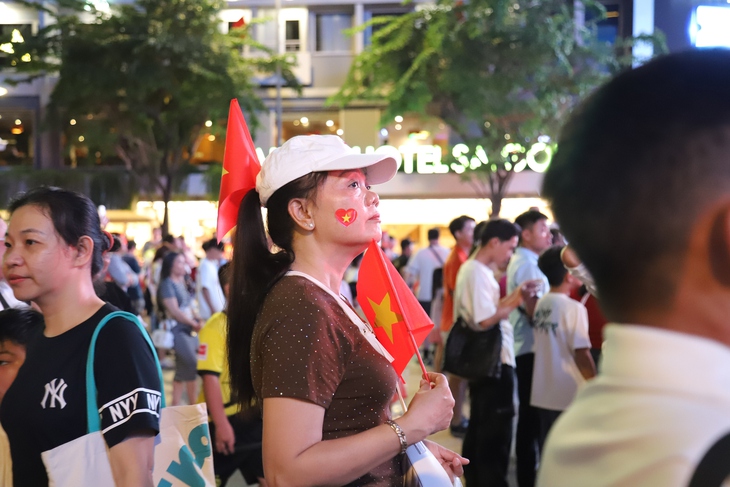 Hàng nghìn người dân TPHCM đổ về trung tâm Quận 1 xem văn nghệ mừng Kỷ niệm 50 năm Ngày Giải phóng miền Nam, thống nhất đất nước- Ảnh 5. Hàng nghìn người dân TPHCM đổ về trung tâm Quận 1 xem văn nghệ mừng Kỷ niệm 50 năm Ngày Giải phóng miền Nam, thống nhất đất nước- Ảnh 5.