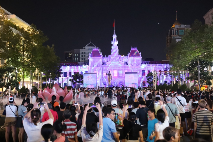 Hàng nghìn người dân TPHCM đổ về trung tâm Quận 1 xem văn nghệ mừng Kỷ niệm 50 năm Ngày Giải phóng miền Nam, thống nhất đất nước- Ảnh 1. Hàng nghìn người dân TPHCM đổ về trung tâm Quận 1 xem văn nghệ mừng Kỷ niệm 50 năm Ngày Giải phóng miền Nam, thống nhất đất nước- Ảnh 1.