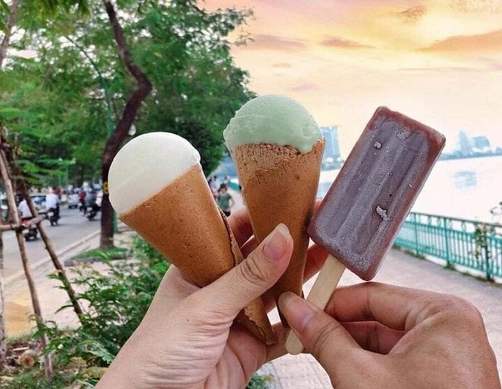 Top 5 loại thực phẩm nên hạn chế ăn khi đi du lịch- Ảnh 2.
