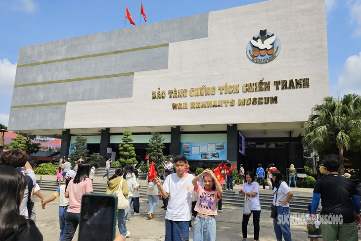 Rực rỡ cờ đỏ sao vàng tại Bảo tàng Chứng tích Chiến tranh- Ảnh 1.