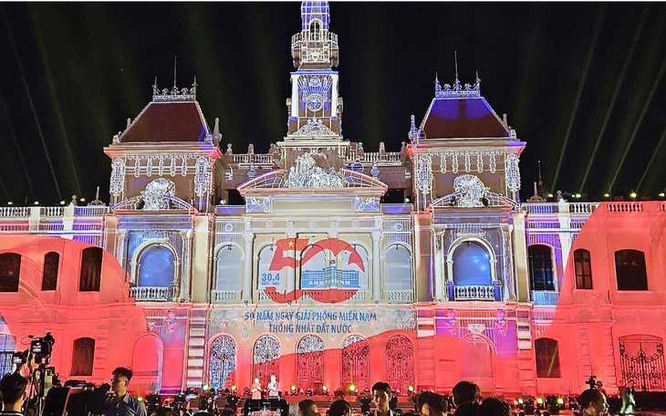 Rực rỡ đêm khai hội 'Sắc màu thành phố Bác' chào mừng 50 năm Ngày Giải phóng miền Nam, thống nhất đất nước