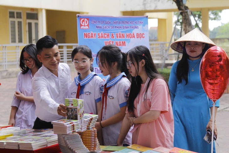 Hà Tĩnh khai mạc Ngày Sách và Văn hóa đọc Việt Nam - Ảnh 3.