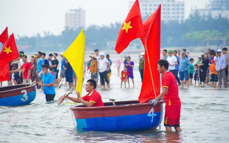 Sôi nổi đua thuyền mủng ở Cửa Lò