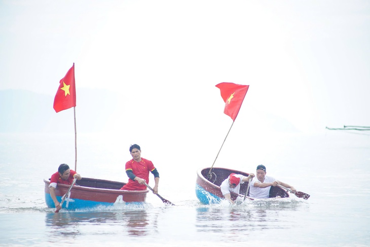 Sôi nổi đua thuyền mủng ở Cửa Lò- Ảnh 2.