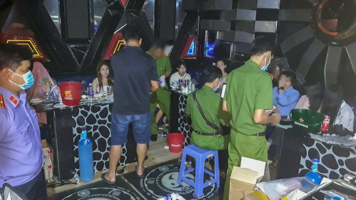 21 thanh niên dương tính với ma túy tại phòng VIP karaoke ở Vĩnh Long- Ảnh 1.