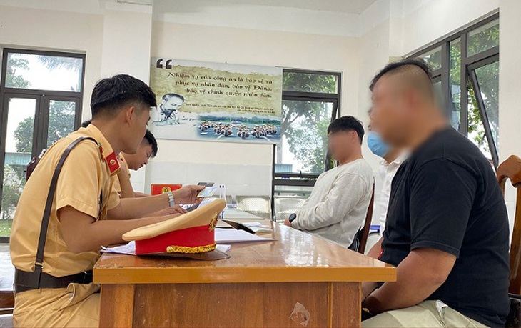 Phạt 2 người nước ngoài lái mô tô buông 2 tay khi tham gia giao thông- Ảnh 3.