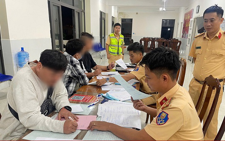 Phạt 2 người nước ngoài lái mô tô buông 2 tay khi tham gia giao thông- Ảnh 2.