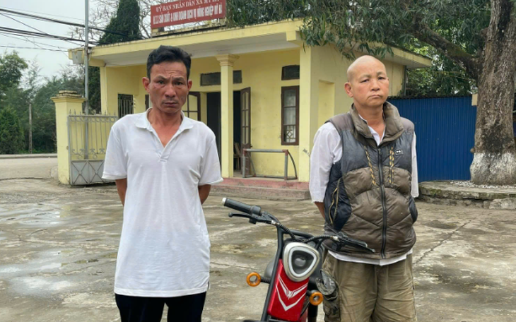 Hai người đàn ông trộm xe đạp điện bên bờ ruộng