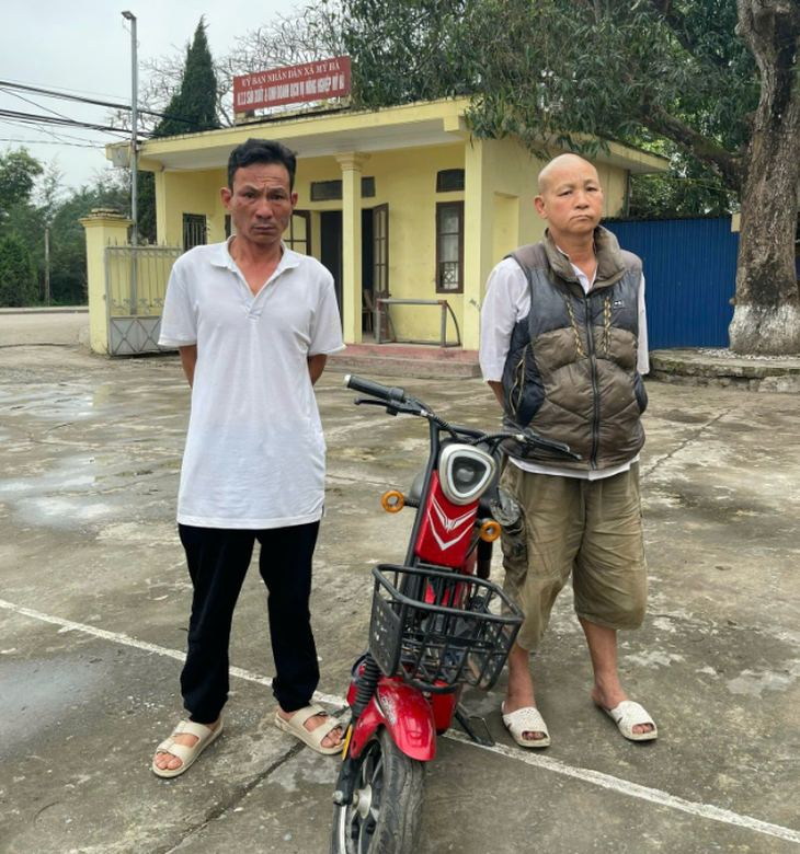 Hai người đàn ông trộm xe đạp điện bên bờ ruộng- Ảnh 1.