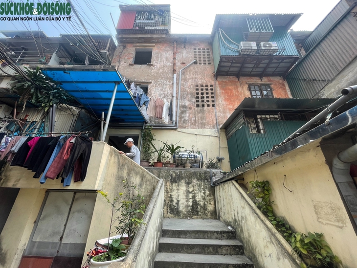 Sống bất an trong khu tập thể hơn 60 tuổi giữa lòng Thủ đô- Ảnh 1.