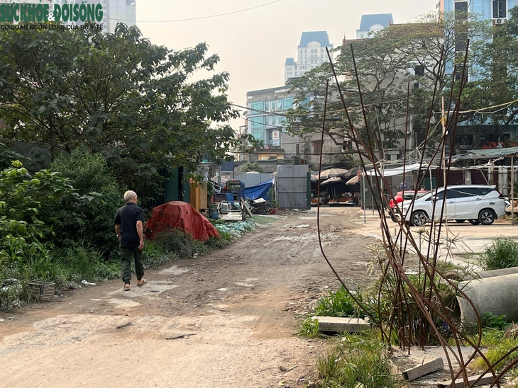 Người Hà Nội kêu khổ bởi những tuyến đường trăm tỷ thi công 'ì ạch'- Ảnh 1. Người Hà Nội kêu khổ bởi những tuyến đường trăm tỷ thi công 'ì ạch'- Ảnh 1.