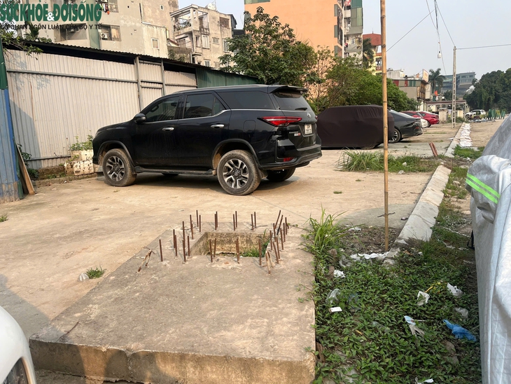 Người Hà Nội kêu khổ bởi những tuyến đường trăm tỷ thi công 'ì ạch'- Ảnh 4. Người Hà Nội kêu khổ bởi những tuyến đường trăm tỷ thi công 'ì ạch'- Ảnh 4.