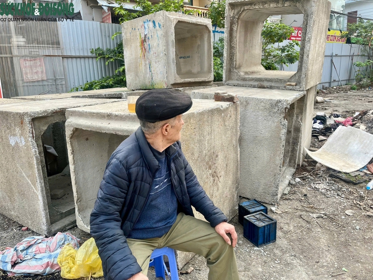 Người Hà Nội kêu khổ bởi những tuyến đường trăm tỷ thi công 'ì ạch'- Ảnh 6. Người Hà Nội kêu khổ bởi những tuyến đường trăm tỷ thi công 'ì ạch'- Ảnh 6.