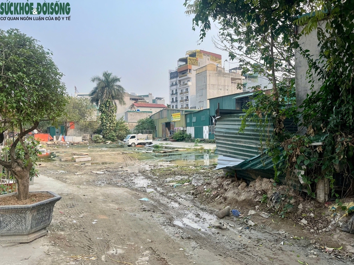 Người Hà Nội kêu khổ bởi những tuyến đường trăm tỷ thi công 'ì ạch'- Ảnh 7. Người Hà Nội kêu khổ bởi những tuyến đường trăm tỷ thi công 'ì ạch'- Ảnh 7.