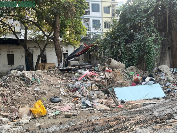 Người Hà Nội kêu khổ bởi những tuyến đường trăm tỷ thi công 'ì ạch'- Ảnh 8. Người Hà Nội kêu khổ bởi những tuyến đường trăm tỷ thi công 'ì ạch'- Ảnh 8.