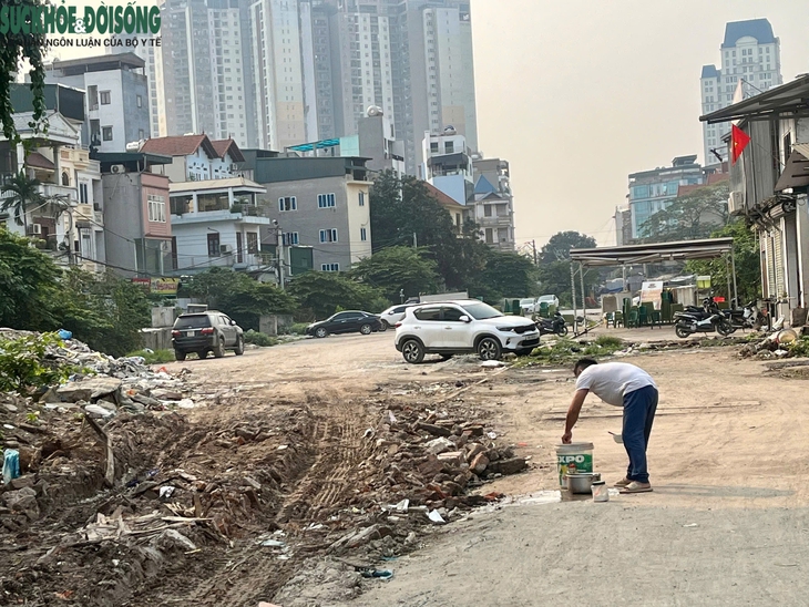 Người Hà Nội kêu khổ bởi những tuyến đường trăm tỷ thi công 'ì ạch'- Ảnh 2. Người Hà Nội kêu khổ bởi những tuyến đường trăm tỷ thi công 'ì ạch'- Ảnh 2.