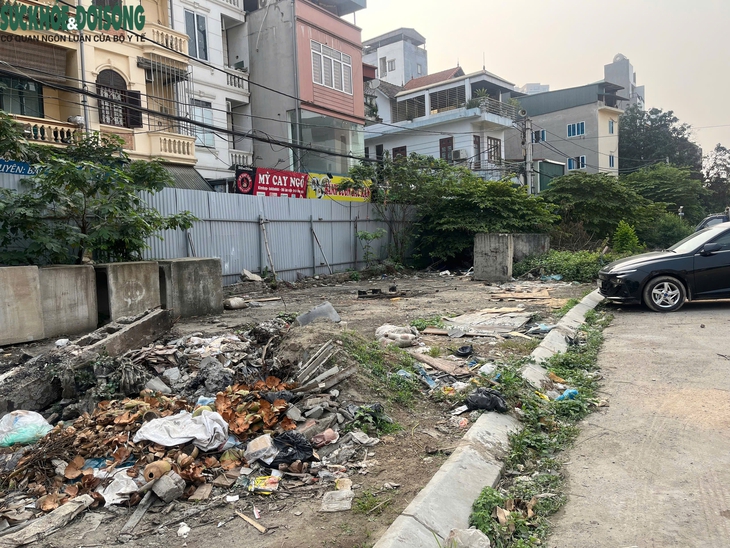 Người Hà Nội kêu khổ bởi những tuyến đường trăm tỷ thi công 'ì ạch'- Ảnh 3. Người Hà Nội kêu khổ bởi những tuyến đường trăm tỷ thi công 'ì ạch'- Ảnh 3.