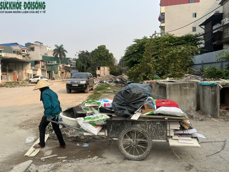 Người Hà Nội kêu khổ bởi những tuyến đường trăm tỷ thi công 'ì ạch'- Ảnh 9. Người Hà Nội kêu khổ bởi những tuyến đường trăm tỷ thi công 'ì ạch'- Ảnh 9.