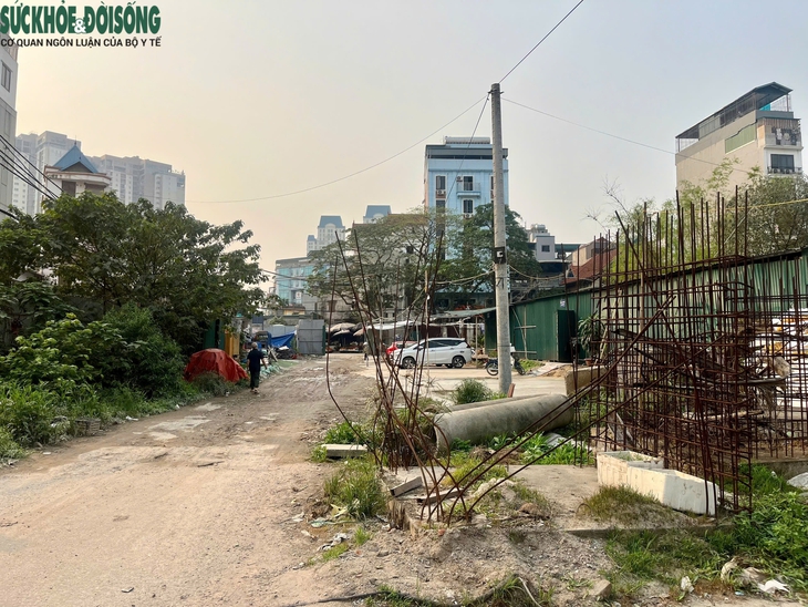 Người Hà Nội kêu khổ bởi những tuyến đường trăm tỷ thi công 'ì ạch'- Ảnh 10. Người Hà Nội kêu khổ bởi những tuyến đường trăm tỷ thi công 'ì ạch'- Ảnh 10.