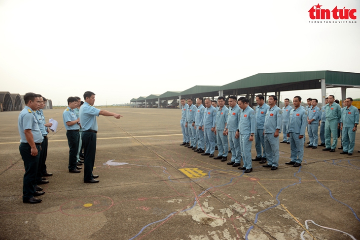 'Phi đội ta' sẵn sàng xuất kích, tỏa sáng trên bầu trời TP Hồ Chí Minh dịp Lễ kỷ niệm 30/4- Ảnh 5. 'Phi đội ta' sẵn sàng xuất kích, tỏa sáng trên bầu trời TP Hồ Chí Minh dịp Lễ kỷ niệm 30/4- Ảnh 5.