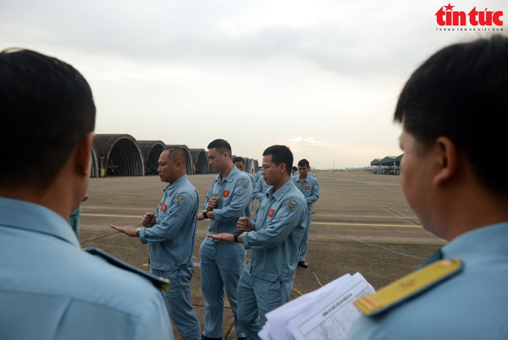 'Phi đội ta' sẵn sàng xuất kích, tỏa sáng trên bầu trời TP Hồ Chí Minh dịp Lễ kỷ niệm 30/4- Ảnh 6. 'Phi đội ta' sẵn sàng xuất kích, tỏa sáng trên bầu trời TP Hồ Chí Minh dịp Lễ kỷ niệm 30/4- Ảnh 6.
