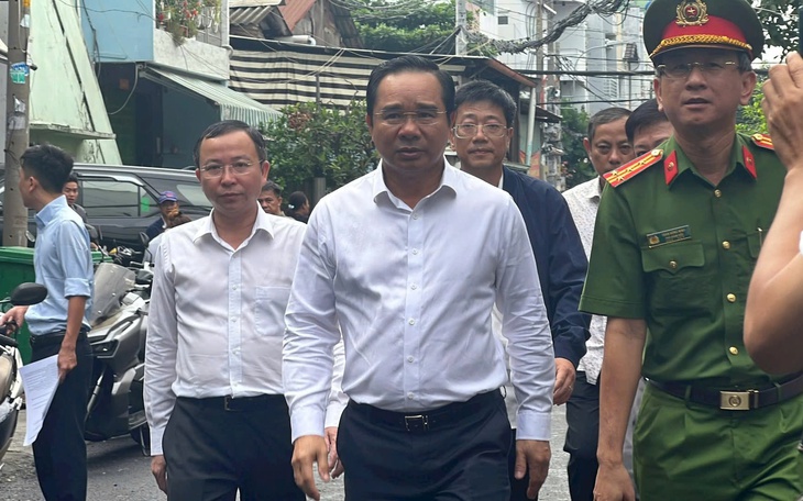 Chủ tịch TPHCM đến hiện trường đám cháy tại Quận 8 thăm hỏi và chia buồn với gia đình nạn nhân
