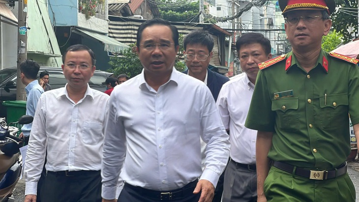Chủ tịch TPHCM đến hiện trường đám cháy tại Quận 8 thăm hỏi và chia buồn với gia đình nạn nhân- Ảnh 1. Chủ tịch TPHCM đến hiện trường đám cháy tại Quận 8 thăm hỏi và chia buồn với gia đình nạn nhân- Ảnh 1.