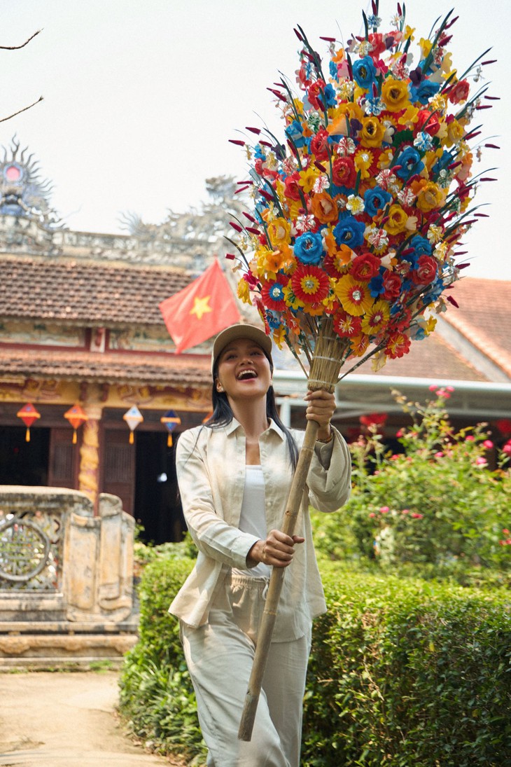 Phong cách thời trang giản dị, 'độc - lạ' của H'Hen Niê- Ảnh 1.