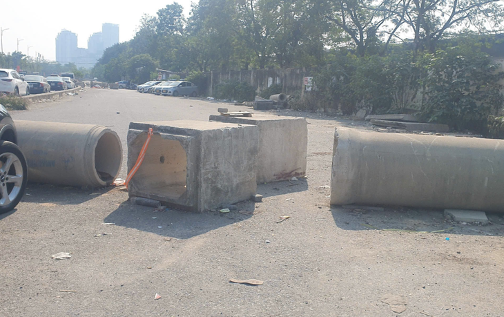 Người Hà Nội kêu khổ bởi những tuyến đường trăm tỷ thi công 'ì ạch'- Ảnh 13. Người Hà Nội kêu khổ bởi những tuyến đường trăm tỷ thi công 'ì ạch'- Ảnh 13.