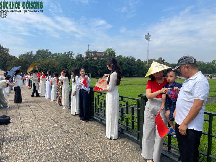 Không khí lễ hội tại Quảng trường Ba Đình trước ngày lễ 30/4 và 1/5- Ảnh 3.