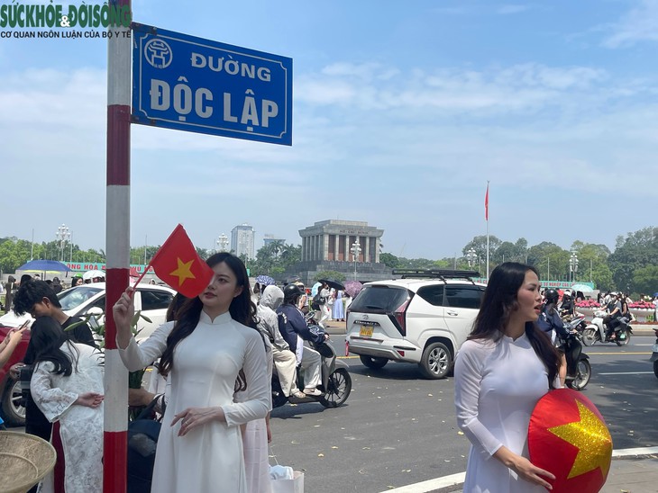Không khí lễ hội tại Quảng trường Ba Đình trước ngày lễ 30/4 và 1/5- Ảnh 4.