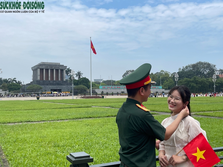 Không khí lễ hội tại Quảng trường Ba Đình trước ngày lễ 30/4 và 1/5- Ảnh 6.