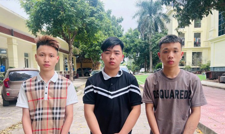 Dùng dao tự chế cướp điện thoại công nhân trong đêm
- Ảnh 1.