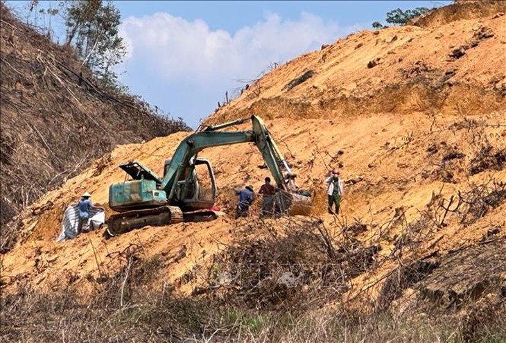 Trượt ngã trên vườn sầu riêng, một người bị máy xúc cán tử vong- Ảnh 1. Trượt ngã trên vườn sầu riêng, một người bị máy xúc cán tử vong- Ảnh 1.