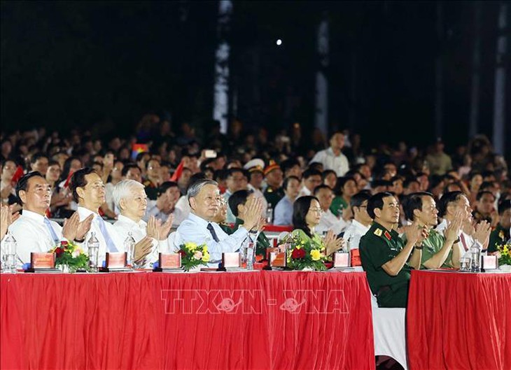 Tổng Bí thư Tô Lâm dự Chương trình nghệ thuật 'Đất nước trọn niềm vui'- Ảnh 4. Tổng Bí thư Tô Lâm dự Chương trình nghệ thuật 'Đất nước trọn niềm vui'- Ảnh 4.