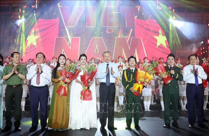 Tổng Bí thư Tô Lâm dự Chương trình nghệ thuật 'Đất nước trọn niềm vui'- Ảnh 8. Tổng Bí thư Tô Lâm dự Chương trình nghệ thuật 'Đất nước trọn niềm vui'- Ảnh 8.