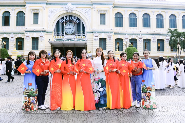 TPHCM rực rỡ sắc màu chào mừng ngày hội thống nhất- Ảnh 1.