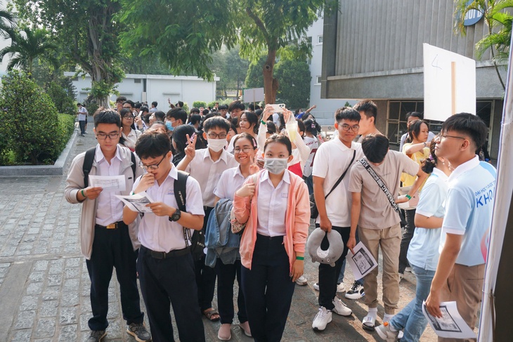 Ngày hội tuyển sinh ĐH Y Dược TPHCM 2025 thu hút đông đảo học sinh, phụ huynh tham dự- Ảnh 1.