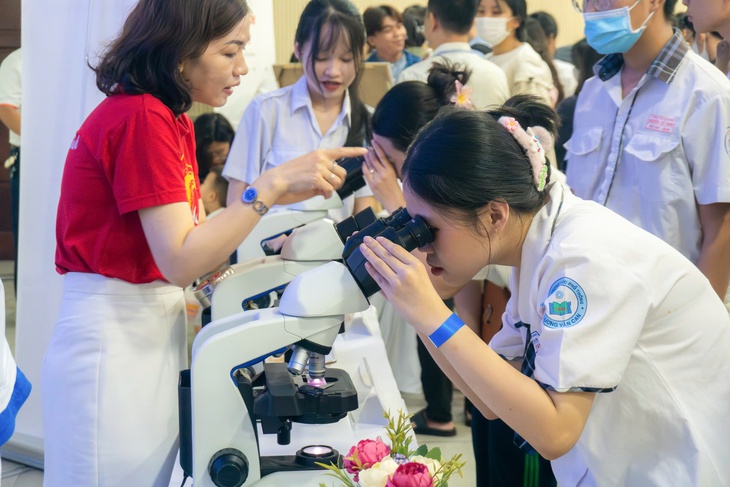 Ngày hội tuyển sinh ĐH Y Dược TPHCM 2025 thu hút đông đảo học sinh, phụ huynh tham dự- Ảnh 2.
