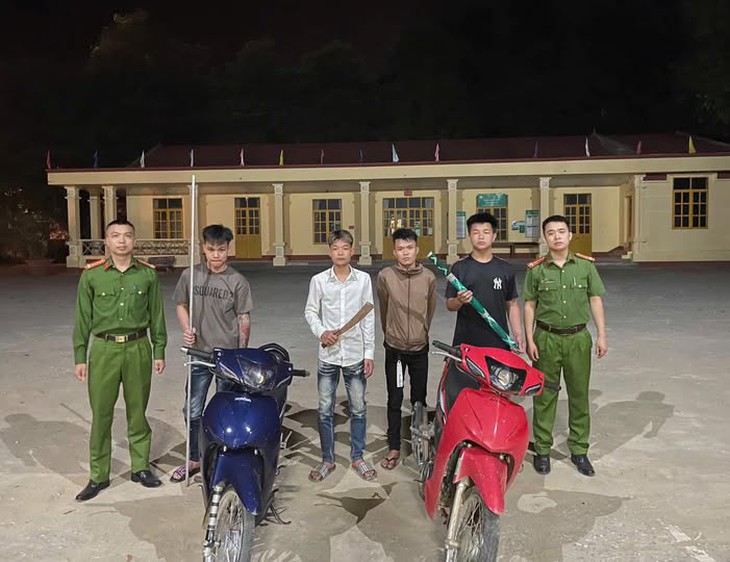 Điều tra nhóm thanh thiếu niên mang theo dao kiếm, bỏ chạy khi thấy công an- Ảnh 1. Điều tra nhóm thanh thiếu niên mang theo dao kiếm, bỏ chạy khi thấy công an- Ảnh 1.
